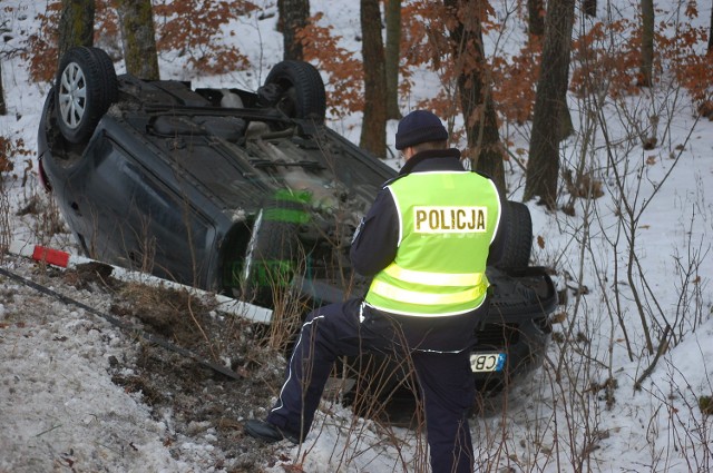 Toyota Auris wpadła do rowu w okolicach Rekowa