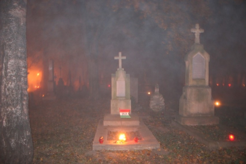 Stary Cmentarz spowity mgłą