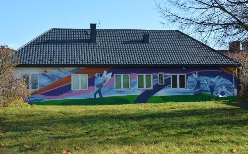 W Słomnikach najpierw powstał anielski mural, a potem...