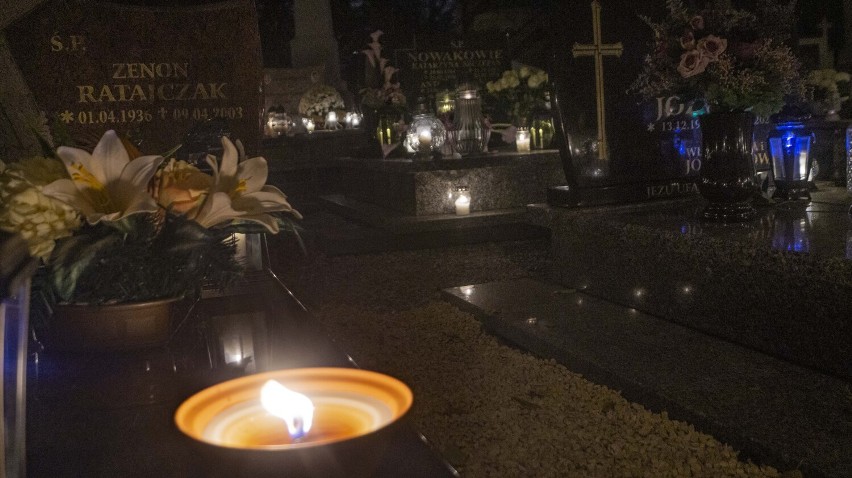 Cmentarze w Kruszwicy i Mątwach nocną porą wyglądają...