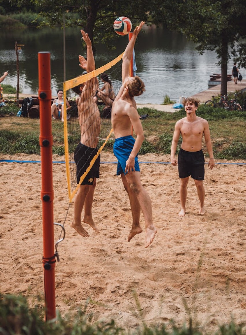 W Bakałarzewie nad jeziorem Sumowo powstało boisko do gry w piłkę plażową