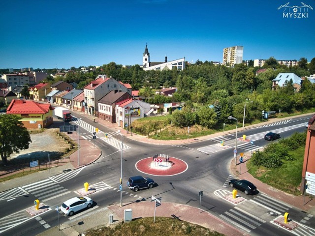 Na zdjęciach mini rondo u zbiegu ulicy Iłżeckiej i Alei Armii Krajowej.