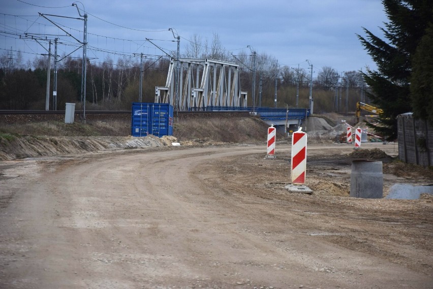 Trwa przebudowa drogi wojewódzkiej nr 786 w Koniecpolu. Drogowcy pracują na odcinku  6,4 km - od skrzyżowania z ul. Chrząstowską do granicy województwa śląskiego