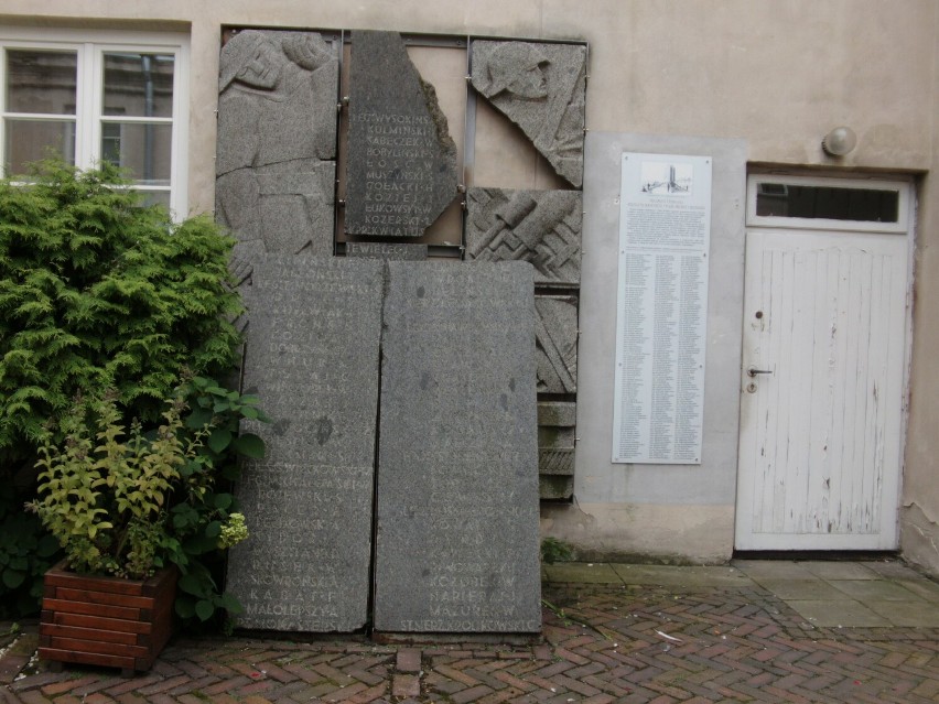 Fragmenty pomnika znajdują się  na dziedzińcu Muzeum Ziemi...