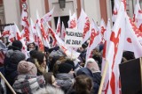 Poznań: 200 osób protestowało pod urzędem miasta. Pracownicy socjalni chcą podwyżek [ZDJĘCIA, WIDEO]