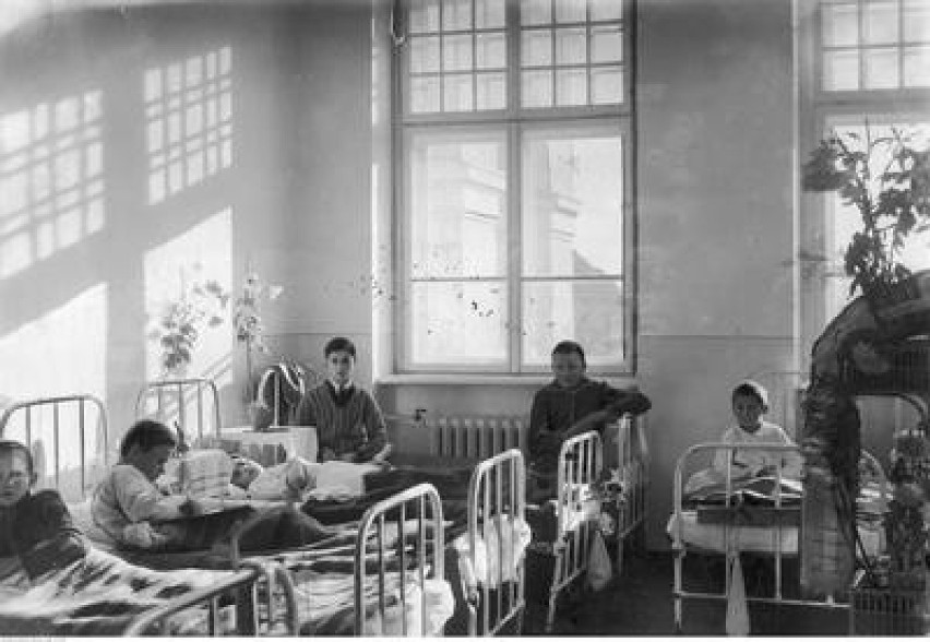 Roj 1939 - jedna z sal sanatorium w Busku.