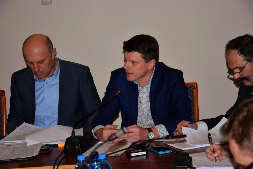 Przewodniczący komisji rewizyjnej Radosław Wojtuniak (w środku) zarzuca, że gmina poniosła sporo zbędnych wydatków