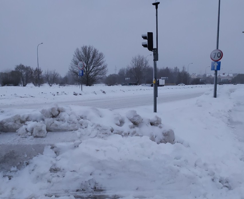 Zaspy śnieżne na chodnikach w Białymstoku blokują dostęp do...