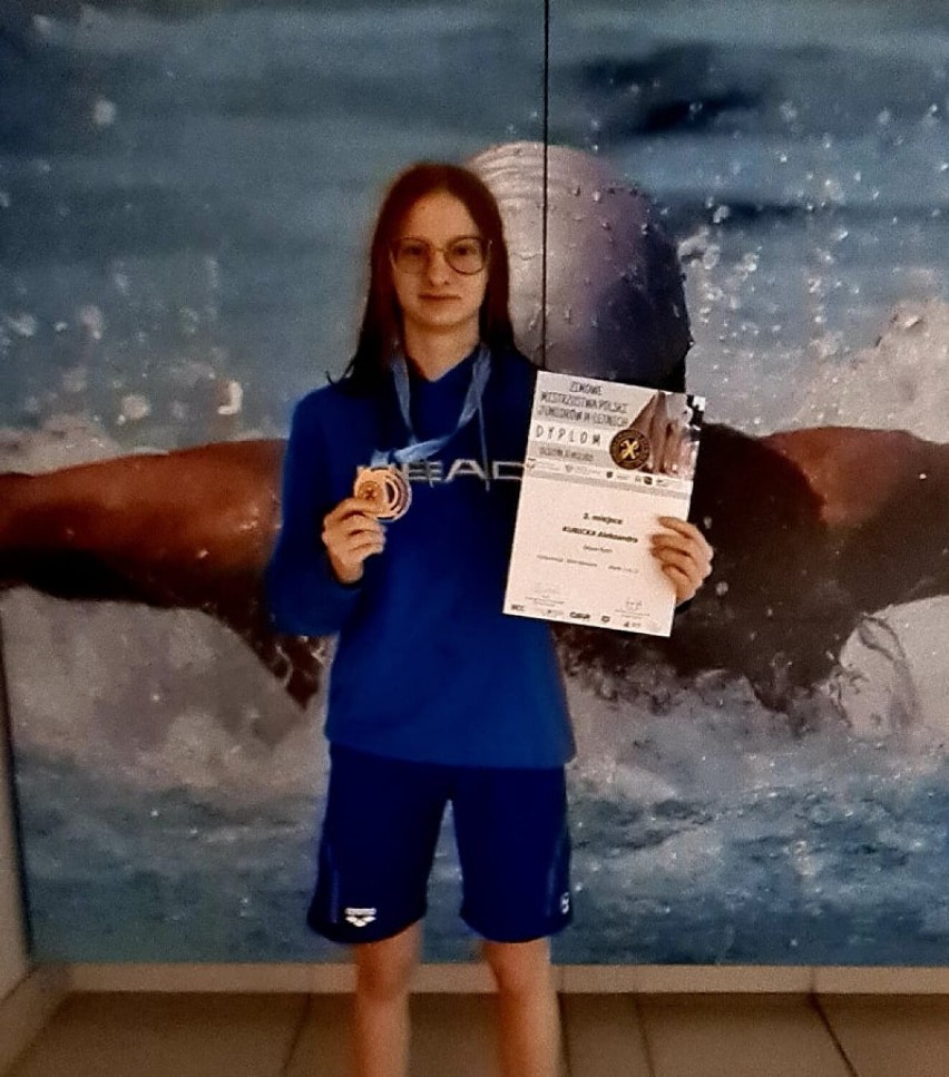 Aleksandra Kubicka z Rypina dwukrotną medalistką zimowych mistrzostw Polski juniorów młodszych w pływaniu