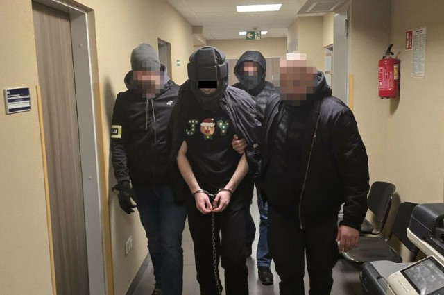 Policjanci ze Śródmieścia zatrzymali 23-latka podejrzanego o przestępstwo na tle seksualnym, rozbój oraz usiłowanie zabójstwa z użyciem niebezpiecznego narzędzia. Zamaskowany napastnik zaatakował młodą kobietę przy użyciu noża.