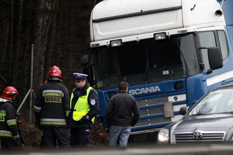 Po wypadku ciężarówki: Zamknięty wjazd na obwodnicę od strony Chyloni, estakady i Witomina - korki