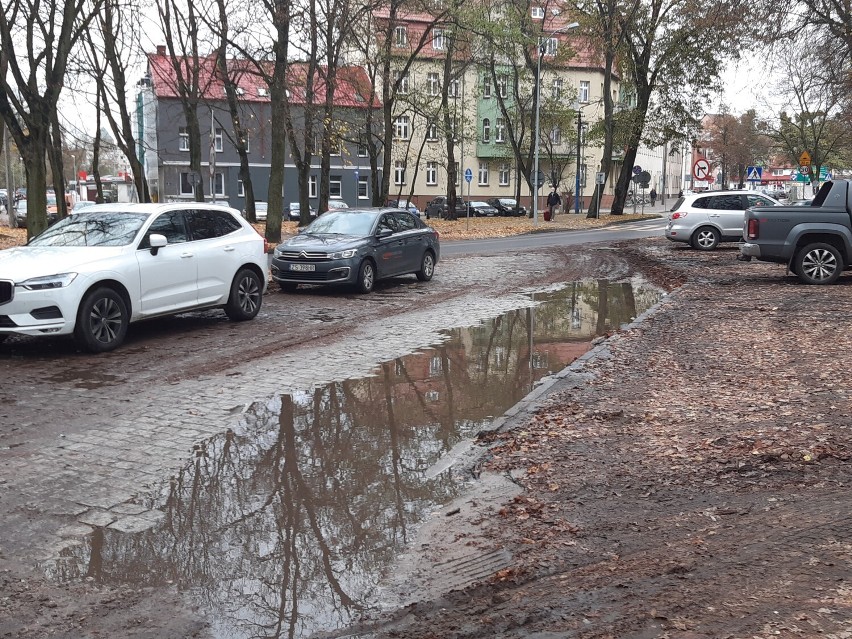 "Dziki" parking przy dworcu w Goleniowie. Kłopot dla pieszych