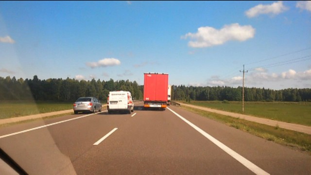 Nietypowe wyprzedzanie na trzeciego na krajowej ósemce. Odcinek Augustów - Sztabin.