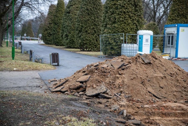 Trwa przebudowa alei głównej i alejek bocznych – od Placu Katyńskiego do ul. Akademickiej. Asfalt na Alei Zakochanych zostanie zastąpiony kamienną nawierzchnią z płyt granitowych.