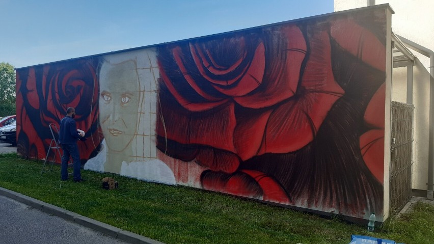 Mural dla Róży Kozakowskiej na ścianie budynku gminy Zduńska Wola