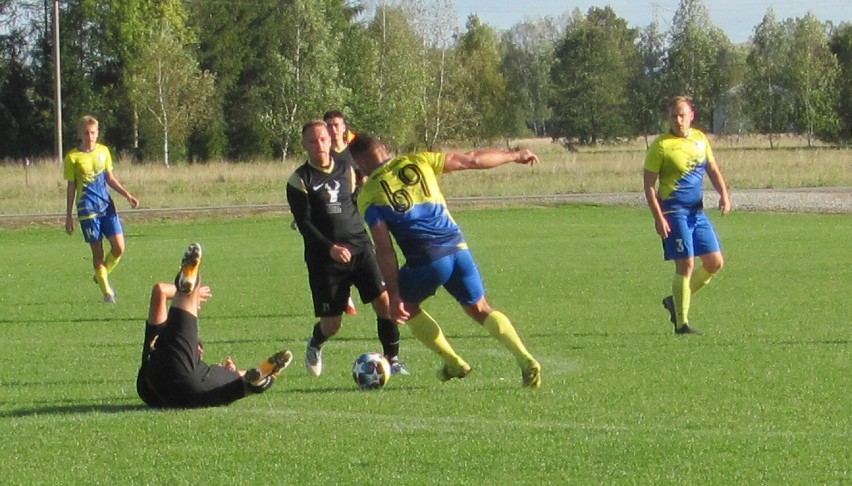 GKS Zarzecze-Dębowiec (czarne stroje) wygrał w Wojaszówce z...