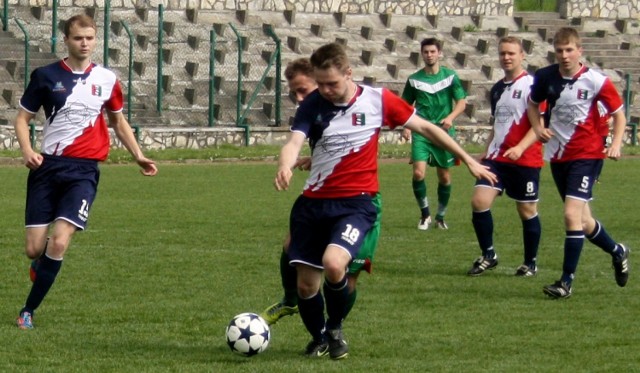 IV LIGA
Szczakowianka Jaworzno - Szombierki Bytom 0:0
Sarmacja Będzin - RKS Grodziec 1:0 (samobójcza)
Przemsza Siewierz - Polonia Poraj 0:0
Warta Zawiercie - Raków II Częstochowa 2:0 (Radosz, Adamiecki)
Sparta Lubliniec - Górnik Piaski 5:1 (dla Górnika: Jikia)

W tabeli prowadzi Ruch Radzionków (57 pkt.) przed Przemszą Siewierz (47 pkt.) i Szombierkami Bytom (46 pkt.). Sarmacja jest 6., Grodziec 8., Warta 11., Piaski 13., a  Szczakowianka 15.