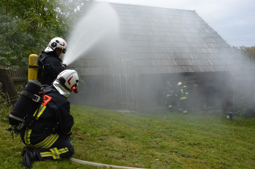 Poręba Wielka. Ogień w "Orkanówce". Strażacy z miejscowych OSP ćwiczyli akcje ratowniczo-gaśniczą