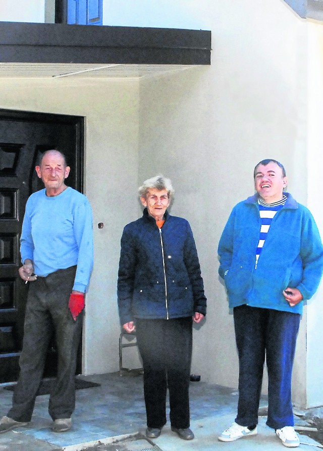 Władysław Witek (od lewej) wraz z żoną Marią i chorym synem Mariuszem cieszą się z nowego domu. Przed nimi wykończenie