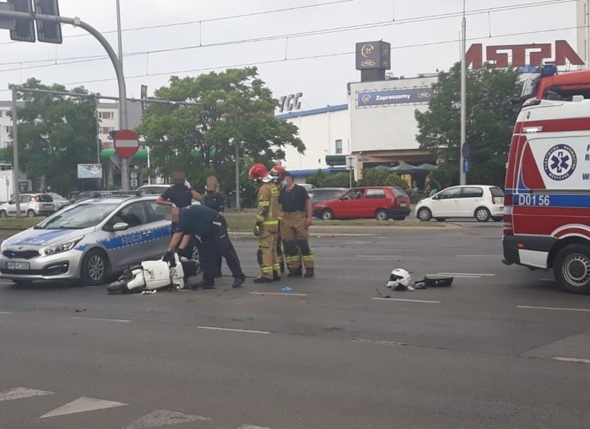 Policjanci potrącili motocyklistę na ul. Legnickiej. Mężczyzna jest ciężko ranny (ZOBACZCIE ZDJĘCIA)