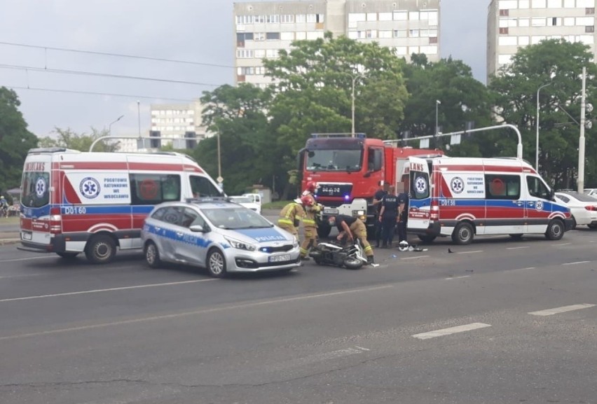 Policjanci potrącili motocyklistę na ul. Legnickiej. Mężczyzna jest ciężko ranny (ZOBACZCIE ZDJĘCIA)