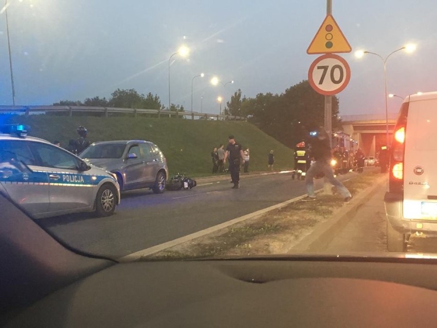 Kraków. Poważny wypadek na ulicy Tischnera. Motocykl zderzył się z osobówką [ZDJĘCIA]