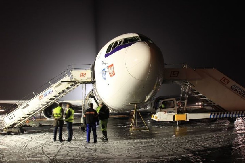 Boeing 767 awaryjnie lądował na Okęciu - zdjęcia