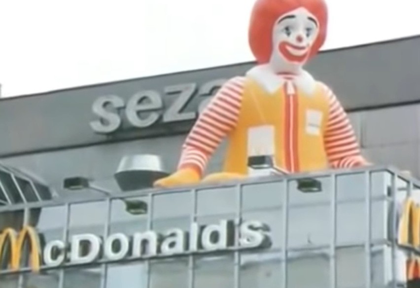 Tak wyglądało otwarcie pierwszej restauracji McDonald's w Polsce! [ZDJĘCIA] 
