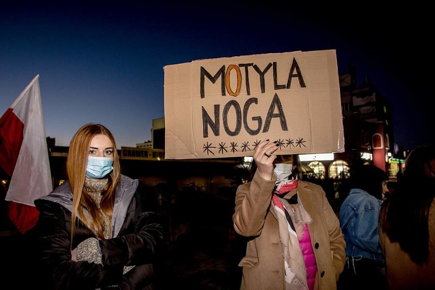 Wałbrzych: Strajk Kobiet. Wtorkowy protest na Piaskowej Górze (ZDJĘCIA)