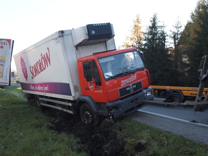 Zakopane: ciężarówka wpadła do rowu [ZDJĘCIA]
