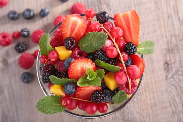 Sezonowa sałatka owocowa z jogurtem to pyszny przepis na zdrowy deser na lato.