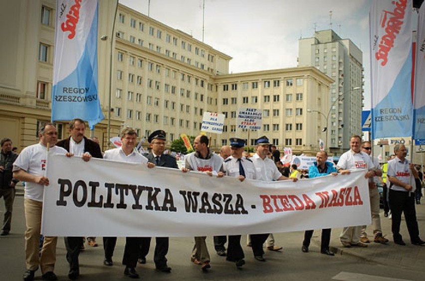 Manifestanci pod Urzędem Wojewódzkim