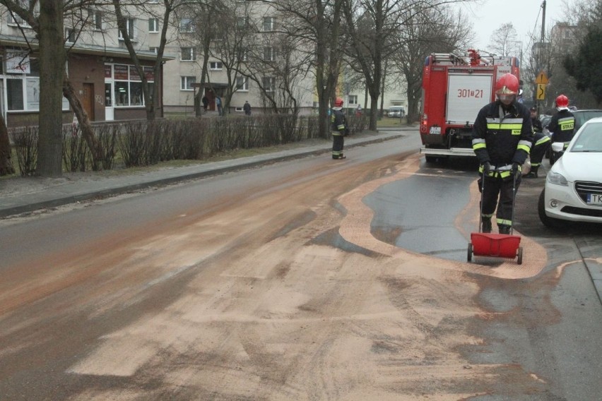 Wielka plama oleju i zablokowana ulica w Kielcach