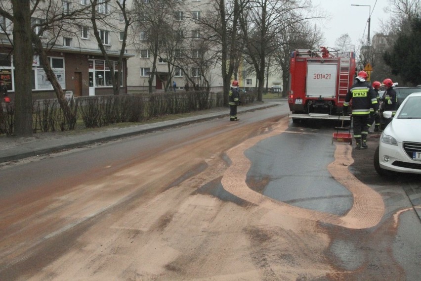 Wielka plama oleju i zablokowana ulica w Kielcach