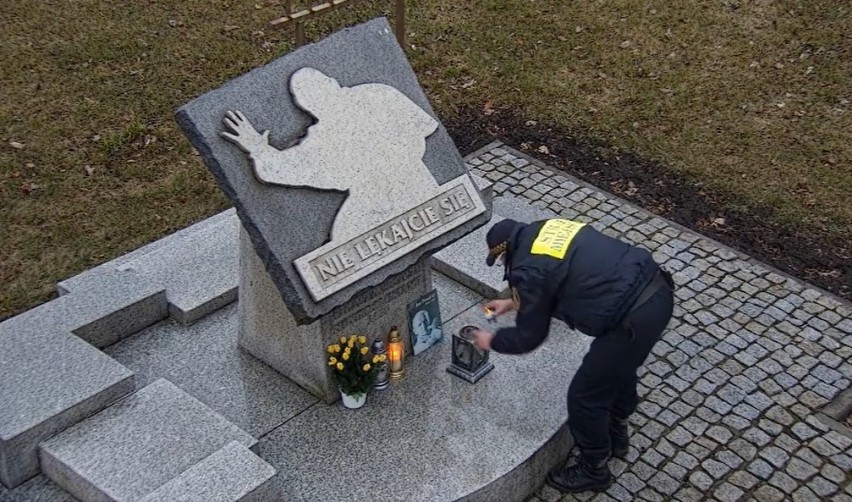 Ukradła wkład do znicza spod pomnika Jana Pawła II w Inowrocławiu [zdjęcia, wideo]