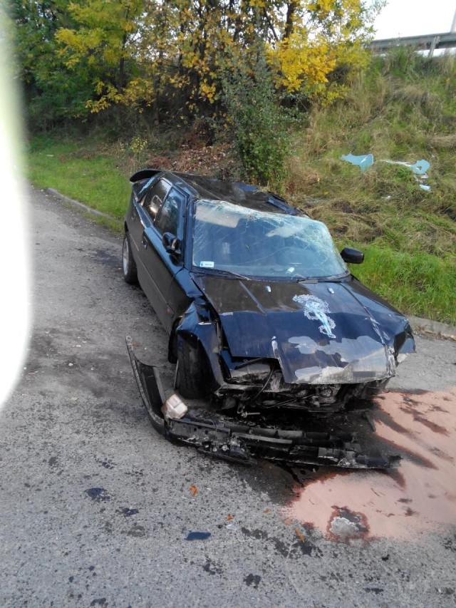 Mazda 323 spadła z wiaduktu. Jedna osoba ranna. W Radoni dachował citroen xsara