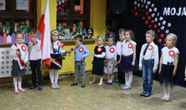 W piątkowe popołudnie salę grupy Pszczółek w niepublicznym przedszkolu Jutrzenka wypełnił tłum dorosłych. Wszyscy z wielkim zaciekawieniem czekali na występ małych artystów i przywitali ich burzliwymi oklaskami. Bohaterami dnia było blisko 20 przedszkolaków, równie przejętych jak ich rodzice. Maluchy weszły na salę z biało-czerwonymi kotylionami, by zaprezentować patriotyczny program artystyczny.