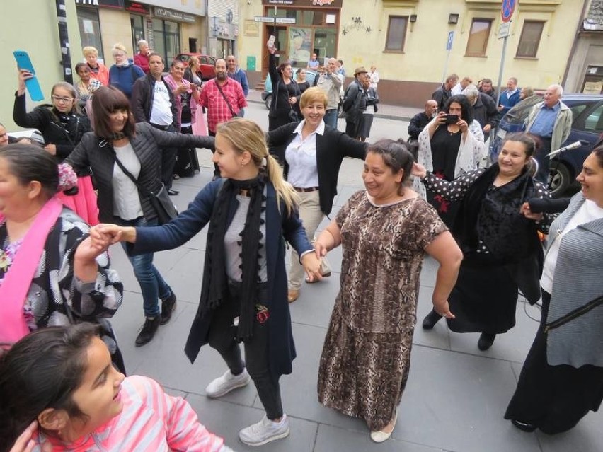 Romowie zapraszają na imprezę do parku