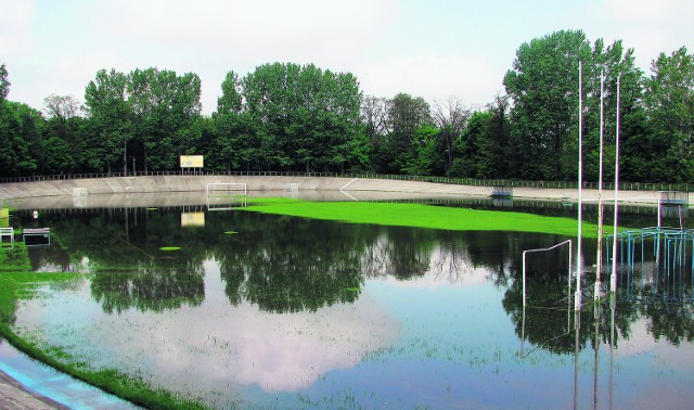Podczas majowej powodzi niecka Stadionu Miejskiego wypełniła się wodą sięgającą ponad pół metra