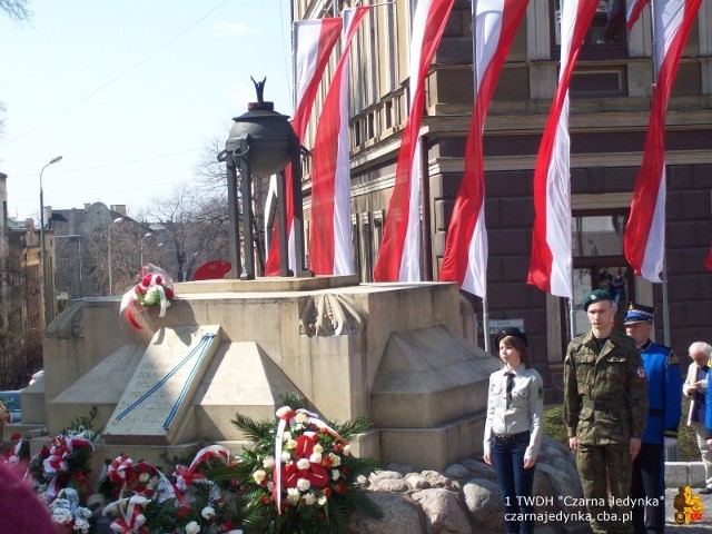 Harcerze wędrownicy 1TWDH "Czarna Jedynka" pełniący wartę honorową podczas uroczystości katyńskich w Tarnowie.