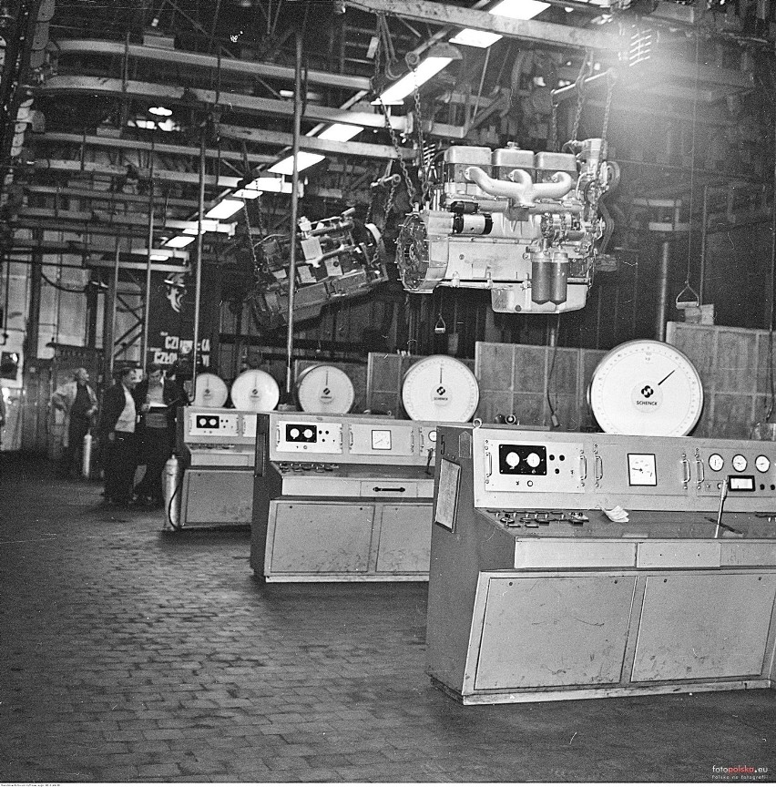 Rok 1977. Pracownicy przy aparaturze fabrycznej. Widoczne...