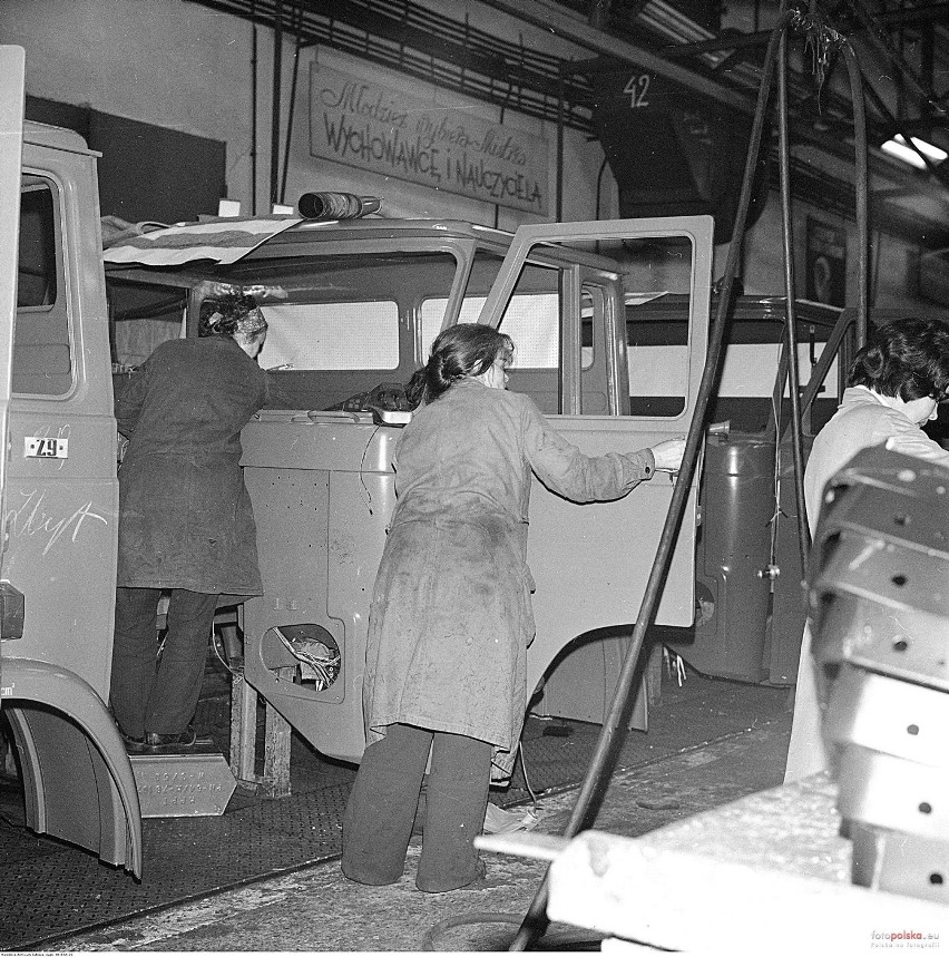 Rok 1977. Kobiety podczas pracy przy kabinie samochodu.