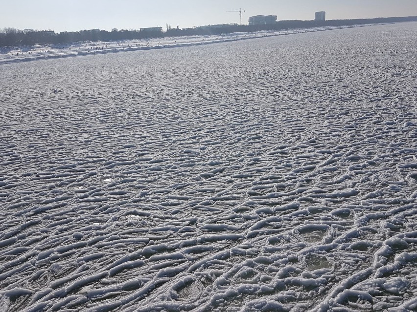 Plaża w Międzyzdrojach w srogim uścisku zimy. Bałtyk skuty lodem