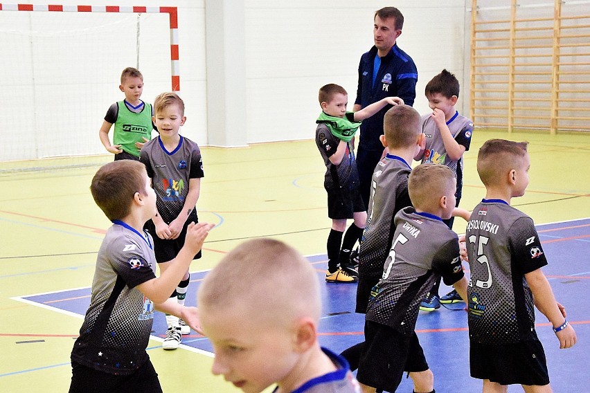 Futsal. W sparingowym meczu spotkali się żacy młodsi Soccer Stars Piła i Startu Jastrowie. Obejrzyjcie zdjęcia 