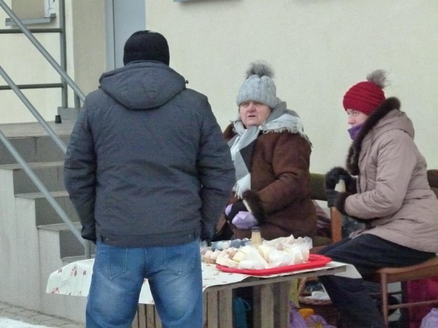 Zimowe zakupy na miejskim targowisku w Zduńskiej Woli
