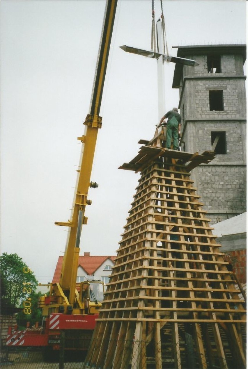 Parafia Świętej Rodziny w Augustowie. Pamiętacie jak budowano najmłodszą w mieście świątynię [Zdjęcia]