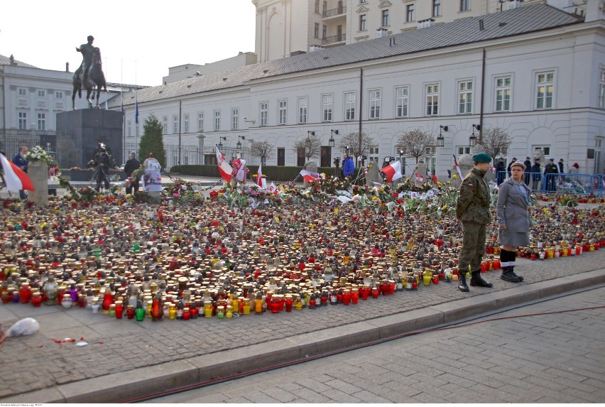 Rocznica smoleńska 2019, Warszawa. Tak wyglądała żałoba na ulicach Warszawy 10 kwietnia 2010 roku [ZDJĘCIA]