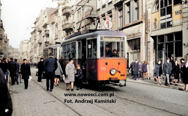 Rok 1970, ostatni kurs tramwaju przez ulicę Szeroką.
Zdjęcie Andrzeja Kamińskiego, współcześnie pokolorowane.