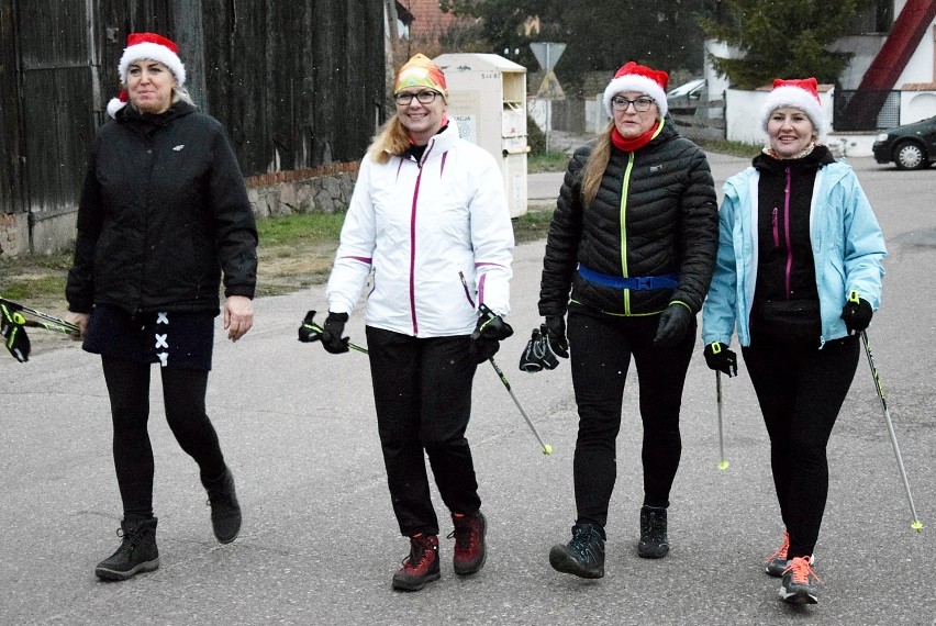 W Jeziorkach odbyło się spotkanie wigilijne sympatyków nordic walking. Przed wspólną biesiadą był marsz na dystansie 6 km. Zobaczcie zdjęcia