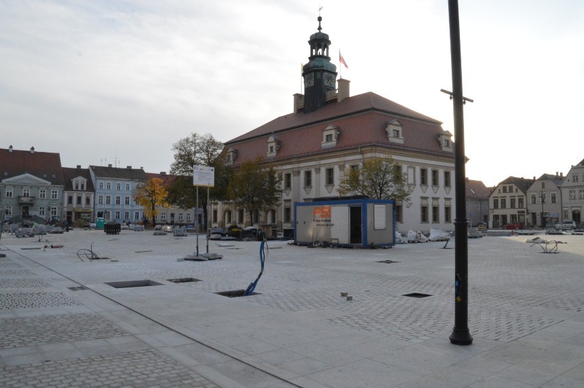 Rewitalizacja rynku w Rawiczu coraz bliżej zakończenia. W przyszłym tygodniu mają pojawić się tam drzewa [ZDJĘCIA]